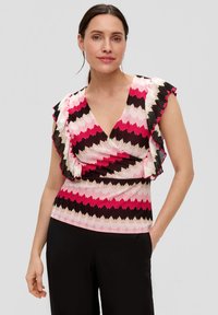 Kleurige zigzagpatroon top in roze, zwart en crème. Bevat fluttermouwen en een diepe V-hals. Het materiaal lijkt textuur te hebben.