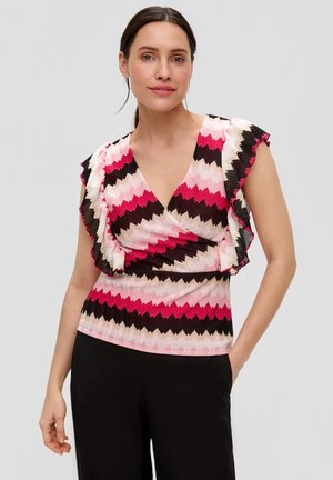 Kleurige zigzagpatroon top in roze, zwart en crème. Bevat fluttermouwen en een diepe V-hals. Het materiaal lijkt textuur te hebben.