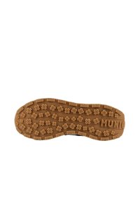 Suela de zapato de goma con patrón de agarre texturizado, presentando bandas de cuadrados elevados y un prominente logotipo "MUNIO". Color: marrón.