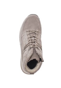 Chaussure en suede gris clair avec un col rembourré et des lacets. Présente un intérieur doublé en peluche et une semelle en caoutchouc pour une meilleure adhérence.
