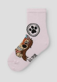 Różowa skarpetka do kostki z wizerunkiem twarzy kreskówkowego lwa z niebieską opaską na głowie i czarnym symbolem łapy. Wykonana z miękkiego, rozciągliwego materiału.
