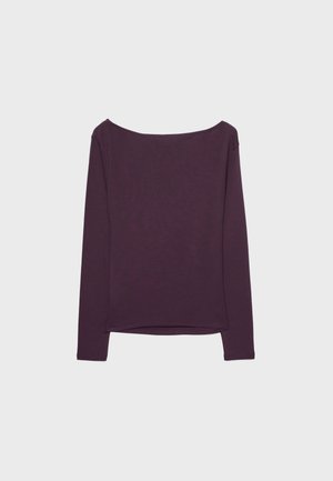 Dlouhá rukávová blůza v tmavě fialové barvě, vyrobená z jemné jersey tkaniny. Má široký výstřih a volný střih, rovný lem a dlouhé rukávy.