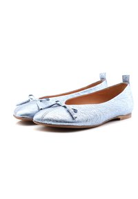 Bailarinas de cuero metálico azul claro con punta redondeada, lazo decorativo y un tacón bajo. La textura es suave con un ligero brillo.
