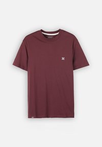 T-shirt maroon à manches courtes et col rond avec un petit logo blanc brodé sur la poitrine gauche et une étiquette à l'intérieur du col.