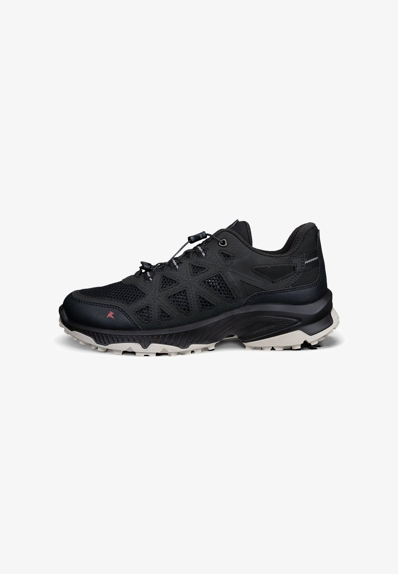 Chaussure de randonnée noire basse avec panneaux en mesh, superpositions géométriques, lacets à tirage rapide et semelle blanche robuste pour la traction.