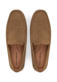 Brązowe zamszowe buty wsuwane z zaokrąglonym noskiem, perforowaną wkładką oraz subtelnymi detalami przeszycia. Płaska podeszwa i miękka tekstura.