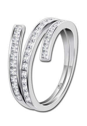 Bague en argent avec deux bandes courbes, présentant des zirconiums cubiques rectangulaires incolores incrustés le long d'une bande et une finition polie.