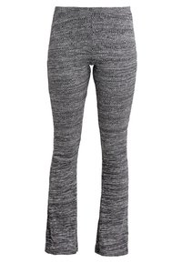 Pantalon évasé en tricot gris avec un tissu texturé, doté d'une large ceinture et d'un ajustement doux et flexible, adapté pour un usage décontracté.