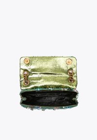 Borsa a mano metallica verde con dettagli in paillettes, chiusura a scatto e hardware dorato. L'interno presenta una fodera in tessuto nera.