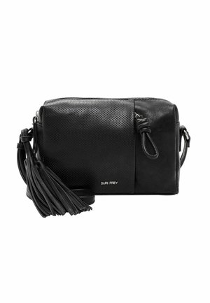 Sac bandoulière en cuir noir avec panneau avant texturé, détail pompon sur la sangle et petit logo métallique "SURI FREY" centré sur le devant.