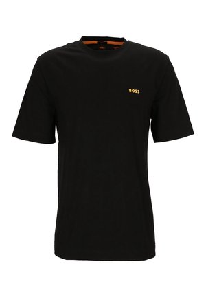 Czarna koszulka z krótkim rękawem, z małym pomarańczowym logo "BOSS" na lewej piersi i okrągłym dekoltem.