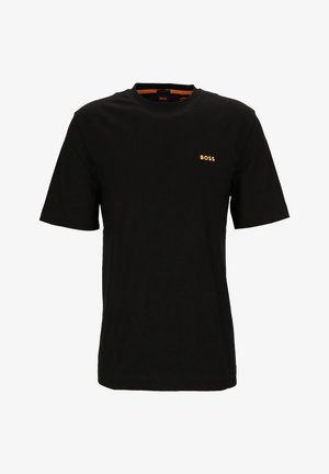Czarna koszulka z krótkim rękawem, z małym pomarańczowym logo "BOSS" na lewej piersi i okrągłym dekoltem.