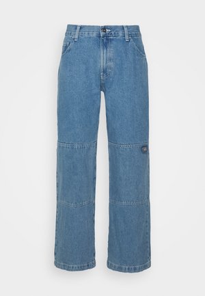 Svetlo modri jeans z sproščenim krojem, ki vključujejo aplikacije iz različnih materialov, zapiranje z zgornjim gumbom, pet žepov in diskretno blagovno znamko na nogi.