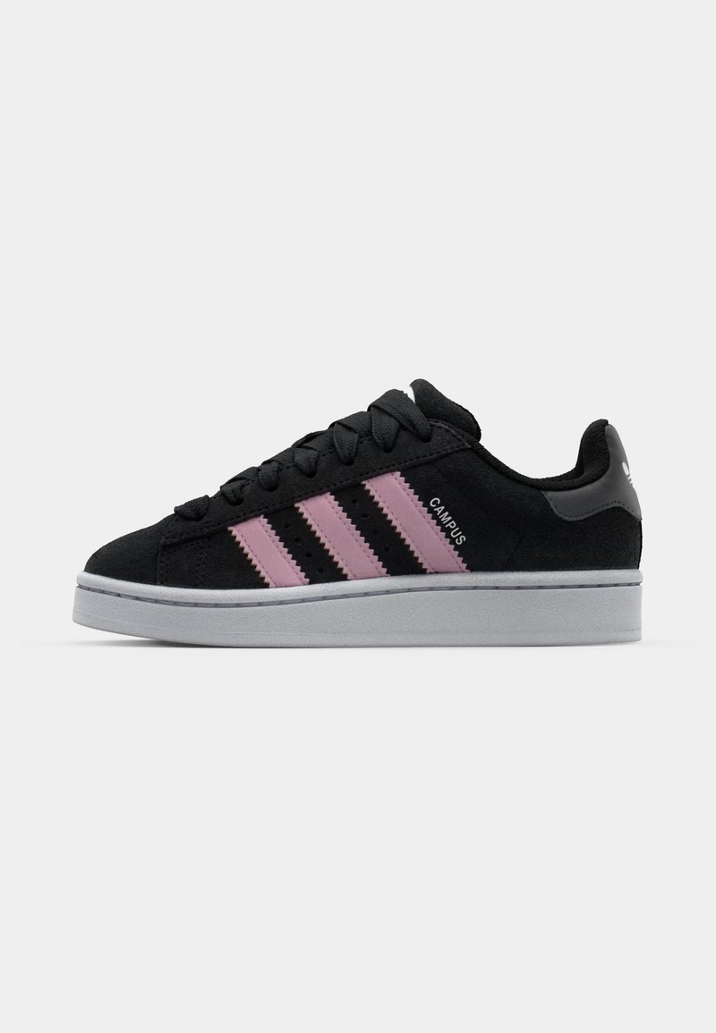 Sneaker in suede nera con design a tre strisce rosa, suola in gomma grigia e linguetta con texture. Presenta il marchio sui lati e sul tallone.