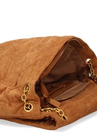 Sac à main en daim marron avec un design matelassé, doté d'une chaîne en or et d'une poche intérieure zippée. Texture douce et intérieur spacieux.