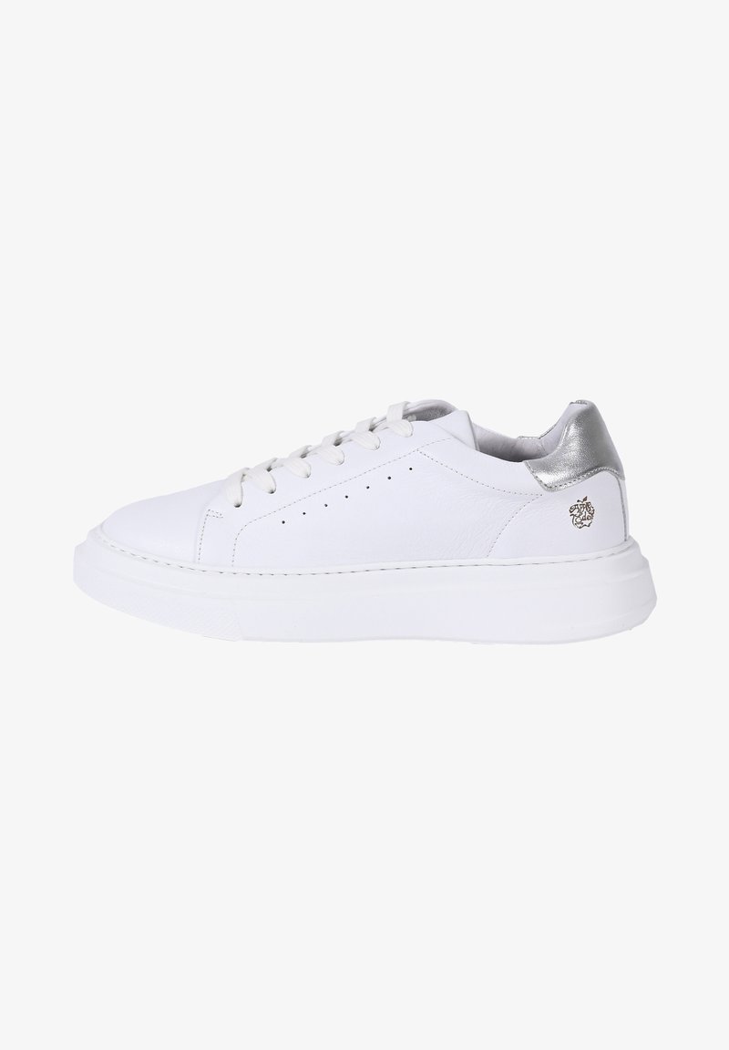 Weiße Leder-Sneaker mit abgerundeter Spitze, strukturierten Oberflächen, silbernem Akzent an der Ferse und flachen Schnürsenkeln. Dicke weiße Gummisohle.