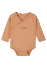 Langärmeliger, Wickel-Babybody aus einem weichen, hellbraunen Stoff. Mit einem kleinen aufgestickten Spruch und Druckknöpfen am unteren Ende.
