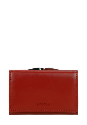 Portafoglio in pelle rossa con una texture liscia, forma rettangolare e dettagli cuciti. Presenta una chiusura in argento e un logo impresso.