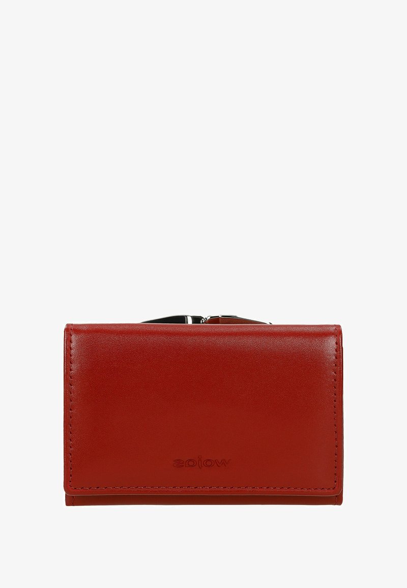 Portafoglio in pelle rossa con una texture liscia, forma rettangolare e dettagli cuciti. Presenta una chiusura in argento e un logo impresso.