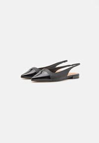 Črne slingback balerinke s koničastim nosom. Narejene iz gladke usnje in lakiranega usnja na nosu, z nizko peto.