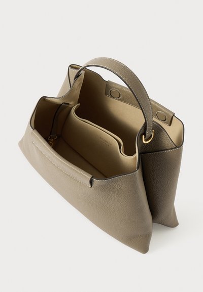 Borsa a tracolla in pelle grigia con una forma strutturata, texture liscia, manici rinforzati e un interno aperto con fodera color beige.