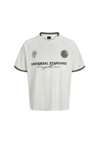 Jersey blanco con un ajuste relajado. Presenta rayas negras en las mangas, logotipos y el texto "UNIVERSAL STANDARD" en el pecho. Textura suave.