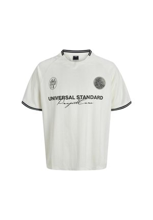 Maillot blanc avec une coupe décontractée. Présente des rayures noires sur les manches, des logos et le texte "UNIVERSAL STANDARD" sur la poitrine. Texture lisse.