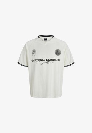 Hvit genser med en avslappet passform. Har svarte striper på ermene, logoer og teksten "UNIVERSAL STANDARD" på brystet. Glatt tekstur.