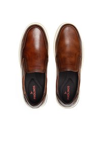 Bruine leren instappers met een glad oppervlak, ronde neus en contrasterende witte zool. Heeft een zwarte binnenvoering met "Pikolinos" merknaam in het rood.