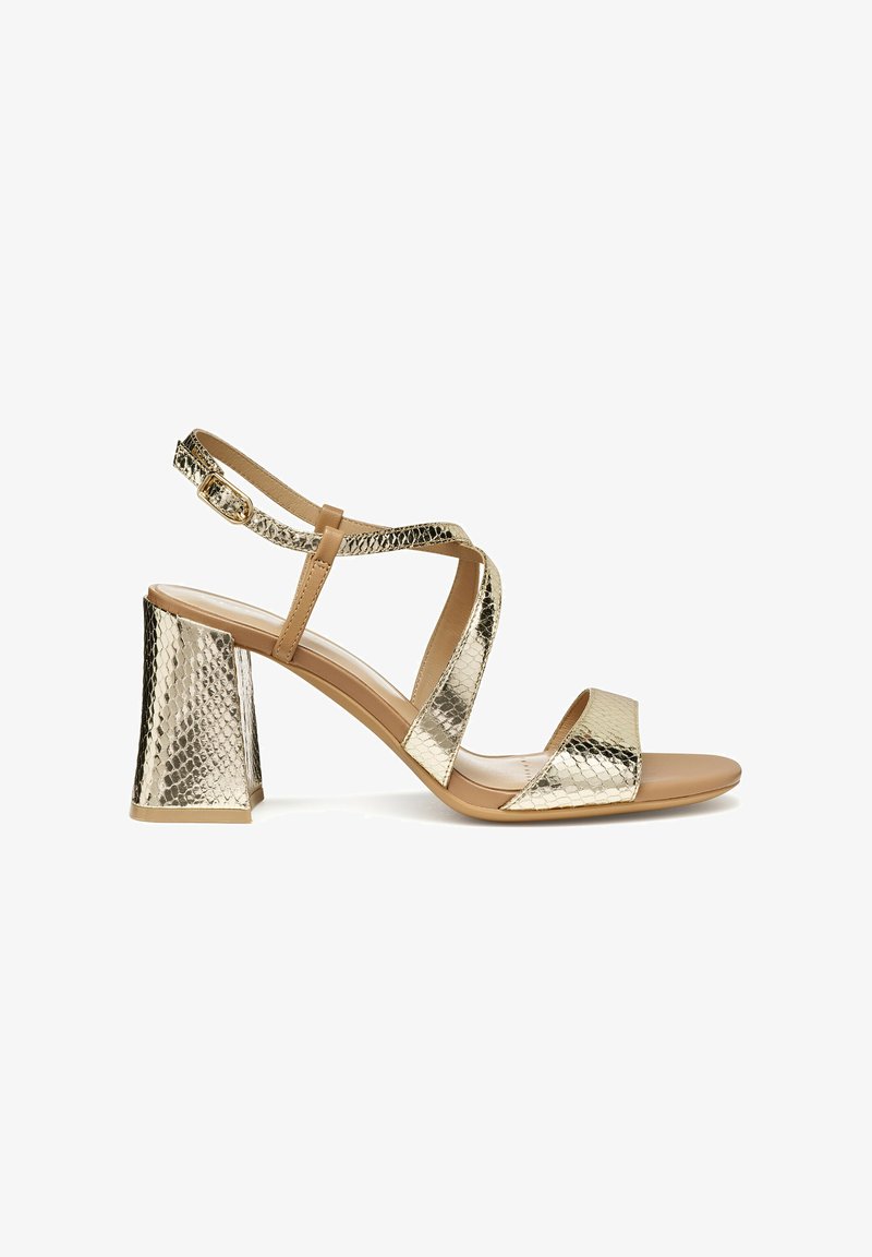 Sandalo con tacco a blocco in pelle effetto pelle di serpente metallizzata oro, con cinturino alla caviglia, punta aperta e suola color cuoio, mostrato di profilo su sfondo bianco.