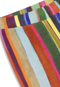 Multikleurige gestreepte stof met gedurfde horizontale lijnen in tinten van groen, oranje, blauw, paars en geel, met een zachte textuur.