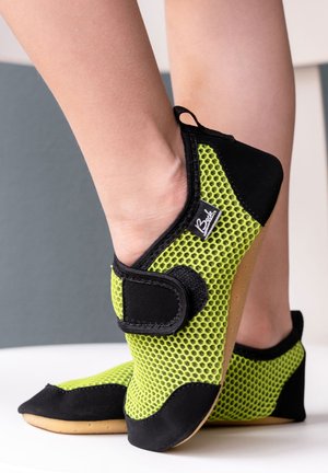 Grüne Netzschuhe mit schwarzen Akzenten, ausgestattet mit einem Klettverschluss, runder Zehenform und flexibel gummierter Sohle für Grip und Komfort.