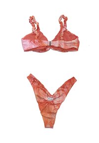 Costume da bagno a due pezzi con un motivo a righe ruffle color corallo e rosa. Il top ha spalline regolabili e una chiusura a scatto, mentre il fondo è un perizoma a forma di V.