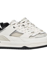 Fehér és fekete sportcipők sima bőr és hálós felsőrésszel, fűzőrendszerrel, vastag talppal és oldalsó texturált díszítéssel.