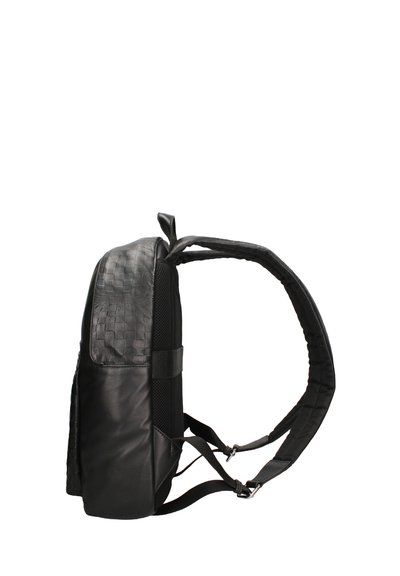 Sac à dos noir avec une texture tissée à l'avant, un panneau arrière rembourré, des bretelles réglables et des panneaux latéraux lisses. Compartiment principal zippé.