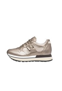 Sneaker color bronzo metallico con tomaia testurizzata, suola bianca e nera, chiusura con lacci e dettaglio decorativo in metallo sul lato.