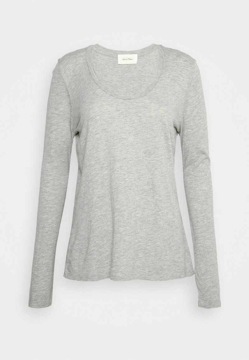 Camisola de manga longa cinza claro, feita de um tecido suave e texturizado. Apresenta um decote em forma de barco e um corte confortável, sem padrões ou detalhes em destaque.