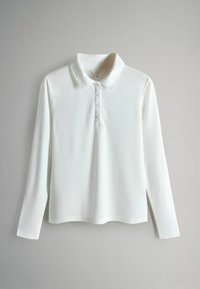 Balts garām piedurknēm polo krekls ar apkakles izgriezumu, piecām pogām priekšpusē un gludu, strukturētu audumu.