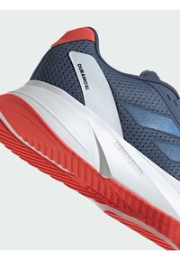 Scarpa da corsa da uomo con tomaia in mesh blu navy, intersuola bianca e suola in gomma rossa. Presenta dettagli blu e il marchio DuraMoSL sul lato.