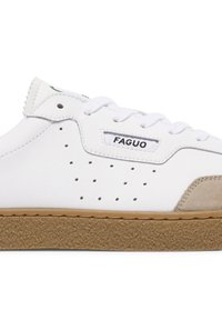 Sneaker bianco con un design perforato, dettagli in suede e suola in gomma color beige. Presenta un'etichetta con il marchio sul lato e lacci bianchi.