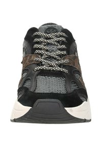 Zwarte sneaker met mesh- en suede-materialen, ronde veters in verschillende kleuren en een dikke witte rubberen zool. Opvallende bruine accentband.
