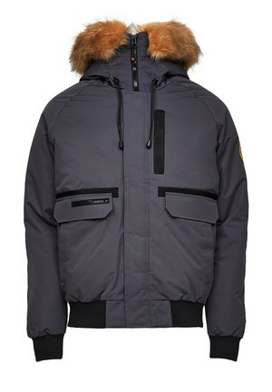 Isolierte graue Parka mit fellgefütterter Kapuze, schwarzen Reißverschlüssen, Fronttaschen mit Klappen und gerippten Bündchen an den Ärmeln und am Saum.