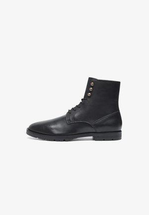 Zwarte leren enkelboots met een ronde neus, veter sluiting en drie metalen knopen aan de zijkant. Rubberen buitenzool met grip.