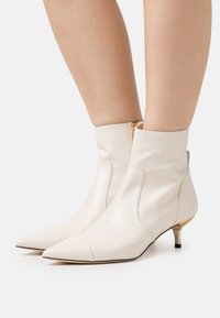 MICHAEL Michael Kors Botines - off-white