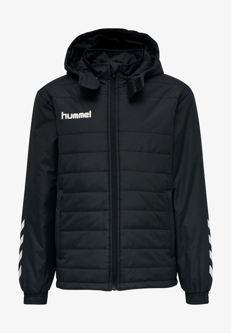 Veste matelassée noire avec capuche, fermeture éclair à l'avant, poignets élastiques, poches latérales, logo Hummel blanc sur la poitrine et bandes chevrons blanches sur les manches.