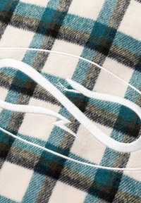 Coperta in pile a quadri con colori turchese, nero e crema, dal morbido tessuto e con dettagli cuciti bianchi. Forma rettangolare, design caldo.