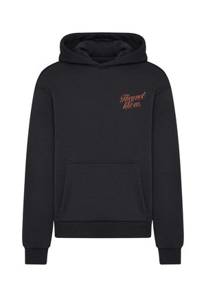 Juodas gobtuvas, pagamintas iš minkštos medžiagos, su priekinėmis kišenėmis ir grafiniu tekstu "Jie nemėgsta mūsų" oranžine spalva ant krūtinės.