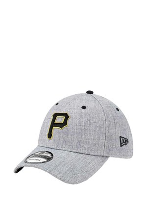 Graue Kappe mit einem schwarz-gelben gestickten "P"-Logo, gebogenem Schirm und strukturiertem Stoff. Mit schwarzen Akzenten und einem flachen Oberknopf.