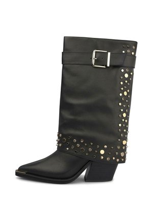 Bota de cuero negra hasta media pantorrilla con tacón de bloque, tachuelas metálicas decorativas alrededor del caña y una correa con hebilla plateada cerca de la parte superior.