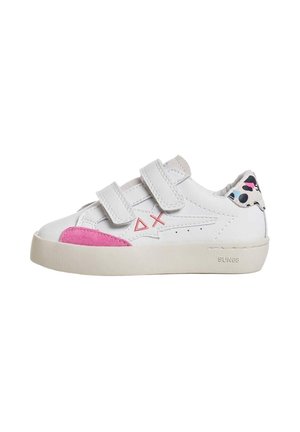 Sneaker bianca da bambini con toppa rosa sulla punta, due cinturini in velcro, motivi geometrici sui lati e dettaglio maculato multicolore sul tallone su suola beige.
